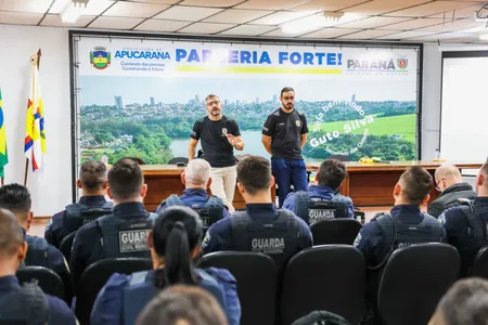 Delegado Marcus Felipe da Rocha Rodrigues fala com guardas municipais