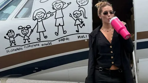 Virginia ao lado do avião da família