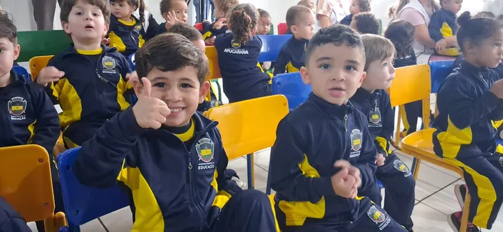 Rodolfo entrega mais um lote do uniforme para alunos em Apucarana